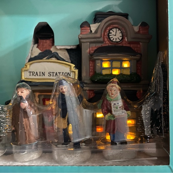 6 piece train station Christmas village set - Picture 6 of 6